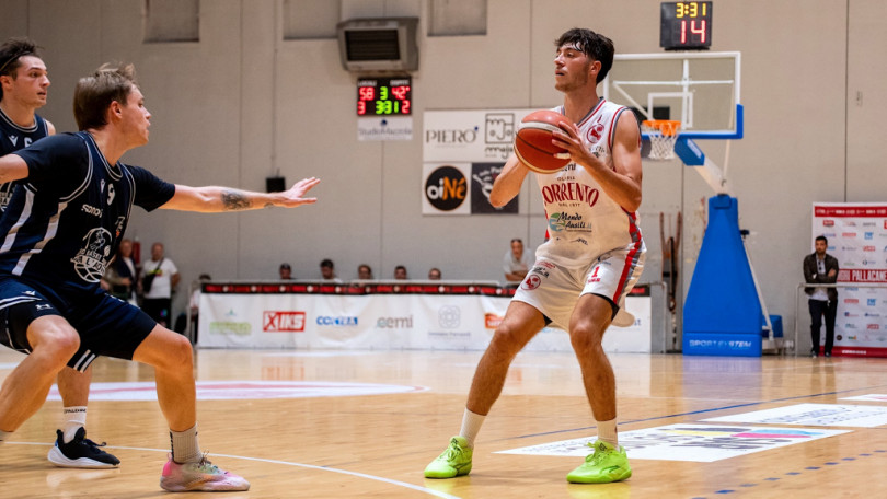 La Novipiù inserisce nel roster la guardia Triassi e l'ala forte Stentardo